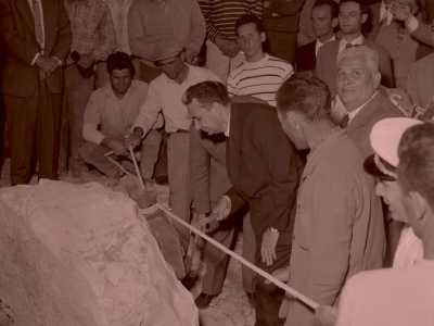 Il completamento del porticciolo, assieme alla risoluzione dei suoi problemi strutturali, avvenne all'inizio degli anni 60. Fu il deputato Aldo Moro, futuro presidente del Consiglio...